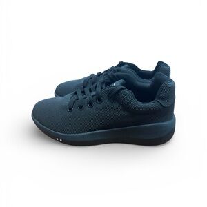 UNI Perform Blackout sneakers